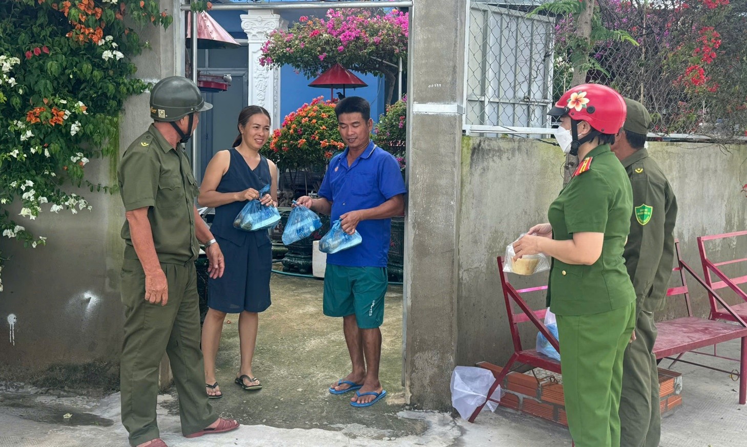 Ấm lòng vùng mưa lũ